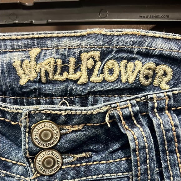 Wallflower Blue Boot Cut Jeans with Vintage-Inspired Wash, Size 5 Curvy - Picture 2 of 7